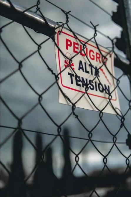 Letrero de peligro alta tensión en cerco perimetral