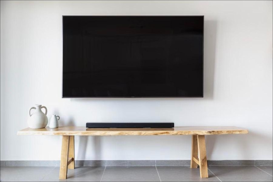 Televisor instalado en un ambiente corporativo, listo para mostrar canales institucionales